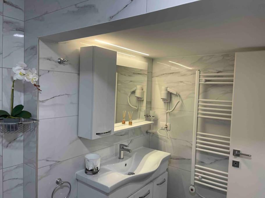 Lovely Apartment In Pogradec City With A Lake View ภายนอก รูปภาพ